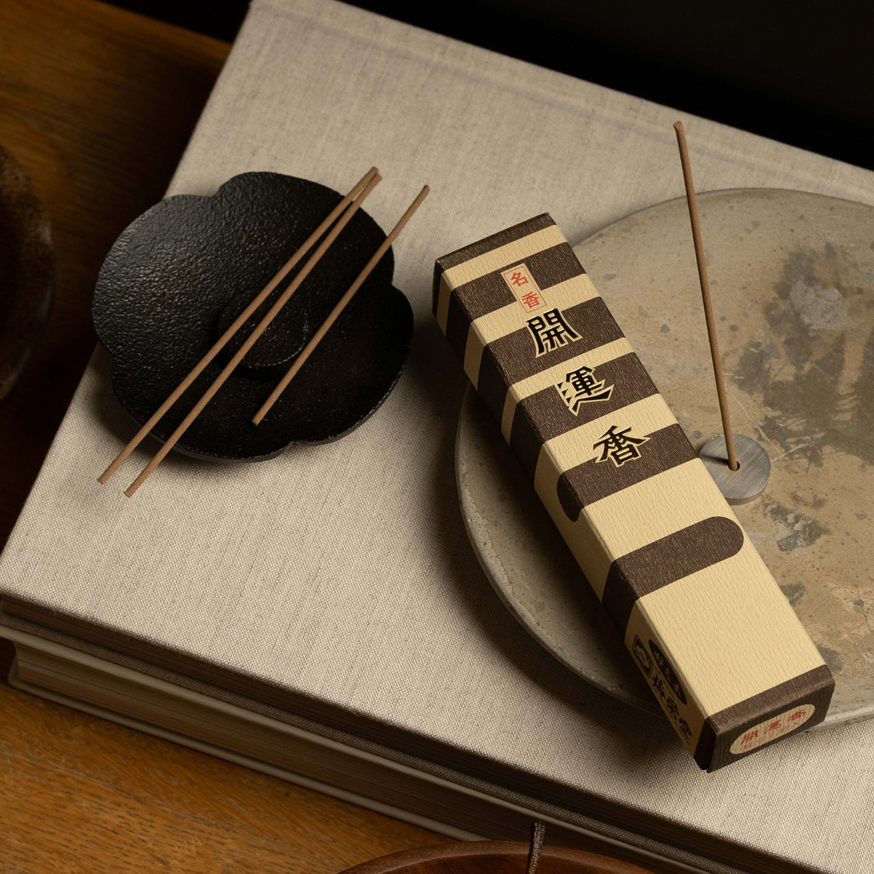 How to burn incense sticks the Japanese way